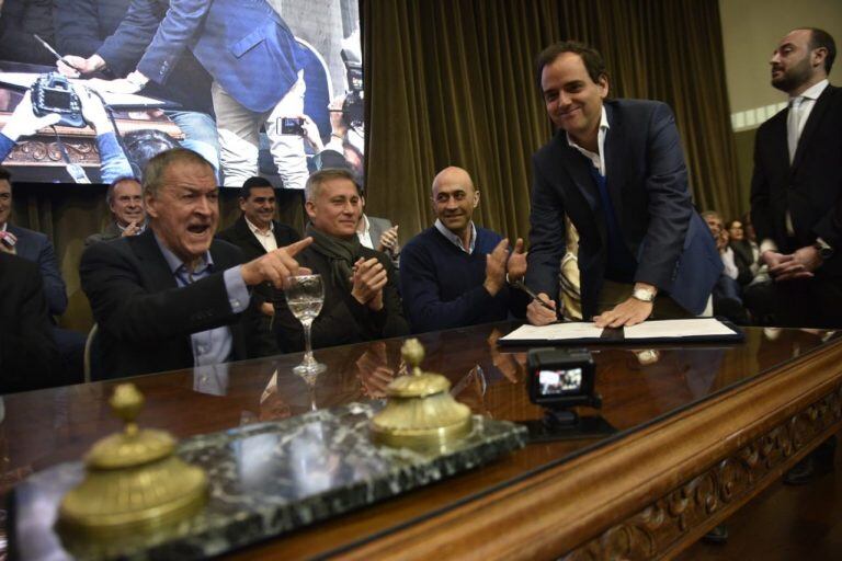 El gobernador Juan Schiaretti encabeza el acto de firma del Pacto Fiscal con la mayoría de las intendencias cordobesas.