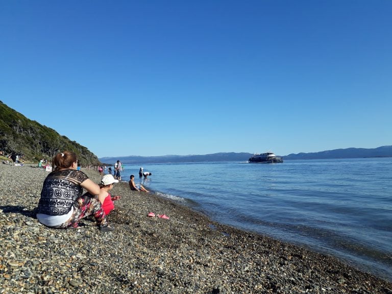 Paya Larga, gente en la playa y navegando