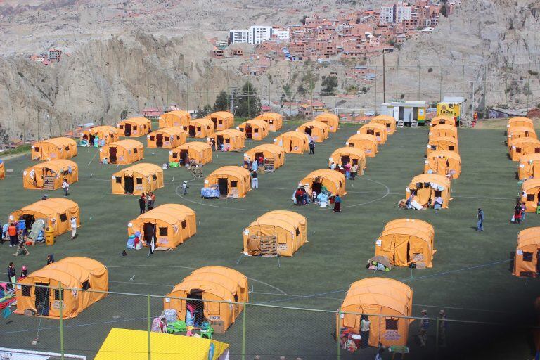 Vista de uno de los campamentos de acogida para quienes perdieron sus casas por el deslizamiento de suelo en La Paz (Bolivia). EFE/ Luis Ángel Reglero