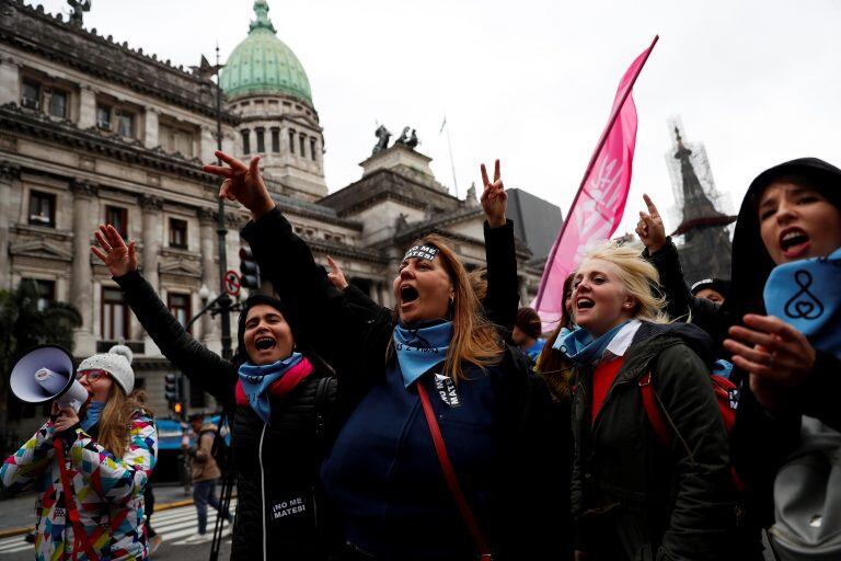 Personas en contra de despenalizar el aborto se manifiestan en el exterior del Congreso