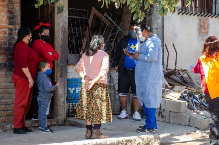 El operativo sanitario de control y alerta epidemiológico, a su paso por el barrio Coronel Arias de San Salvador de Jujuy.