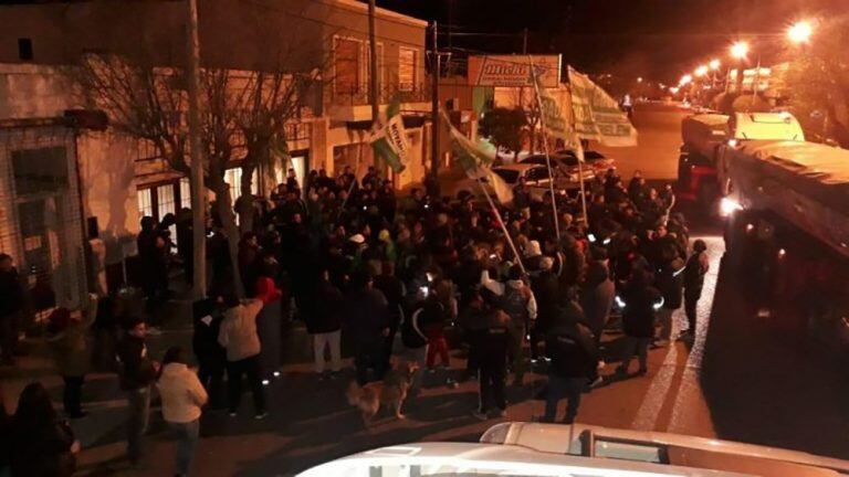 Alrededor de 50 militantes de camioneros se manifestaron en las puertas de la sede del PJ Rawson y provocaron destrozosos.