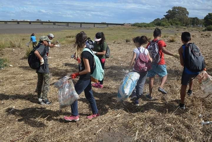 Pedaleada y limpieza costera junto a más de 50 personas