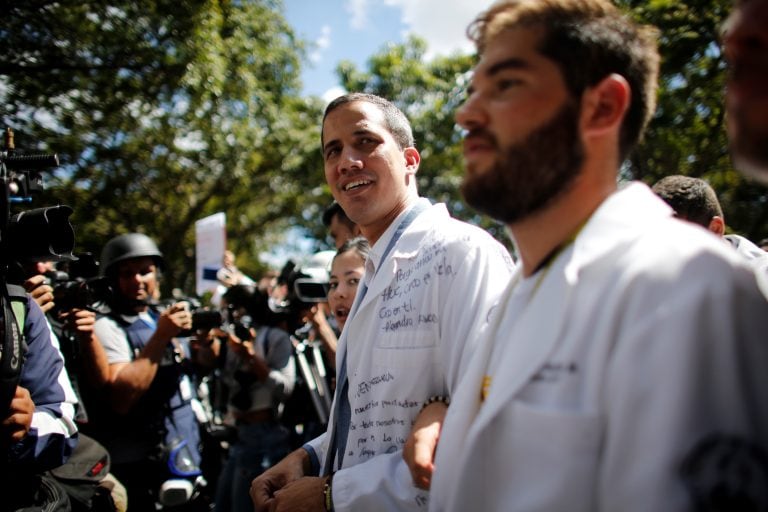 Juan Guaidó en recorrida por un hospital (REUTER)