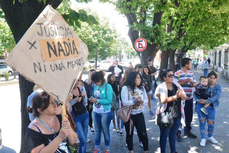 Familiares de Nadia marcharon a la fiscalía para pedir justicia.