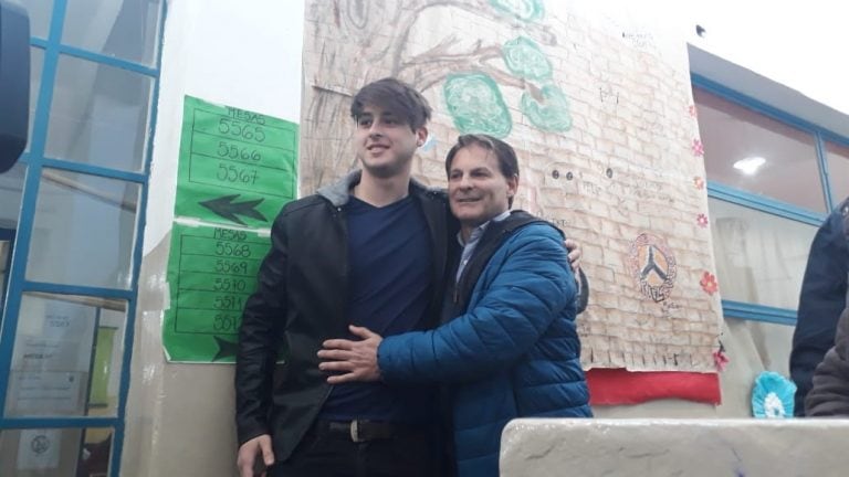 Rodrigo Serna junto a su hijo Leandro en las instalaciones de la Escuela Bernabé Fernández.