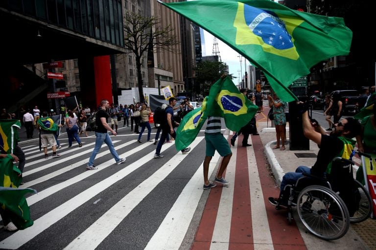 -FOTODELDÍA- BRA102. SAO PAULO, (BRASIL), 24/01/2018.- Manifestantes protestan contra el expresidente brasileño Luiz Inácio Lula da Silva hoy, miércoles 24 de enero de 2018, en la avenida paulista en Sao Paulo (Brasil). Lula da Silva afronta hoy el dictamen de tres férreos jueces de segunda instancia que decidirán si ratifican, modifican o anulan la condena a nueve años y medio de prisión que recibió por corrupción pasiva y lavado de dinero. EFE/Fernando Bizerra Jr.