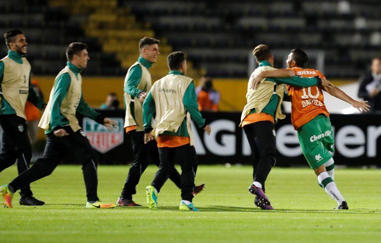 QUI06. QUITO (ECUADOR), 06/02/2018.- El jugador de Banfield Jesús Dátolo (d) celebra el 1-0 contra Independiente del Valle hoy, martes 6 de febrero de 2018, durante un encuentro correspondiente a la Copa Libertadores, en Quito (Ecuador). EFE/José Jácome