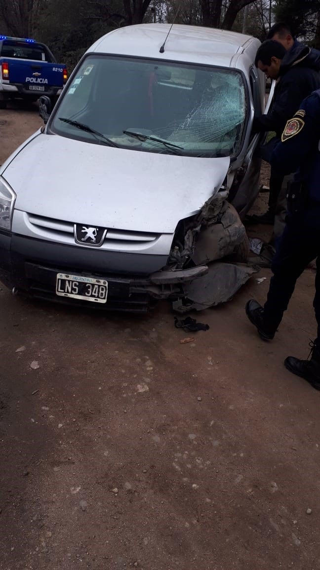 Así quedó la Peugeot Partner luego de impactar contra un árbol. Anisacate.