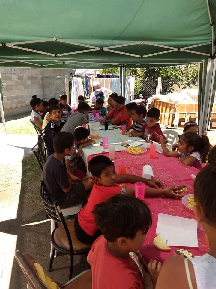 Corazones Solidarios le regalaron un almuerzo de domingo a sus chicos