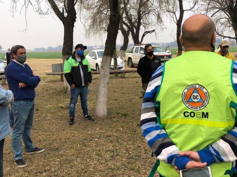 Rosario envió maquinaria a las islas entrerrianas para combatir el fuego. (@gustavozignago)