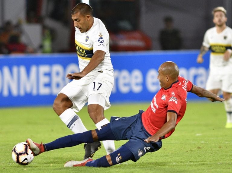 Wanchope Avila defiende la pelota en Cochabamba (Foto: AIZAR RALDES / AFP)