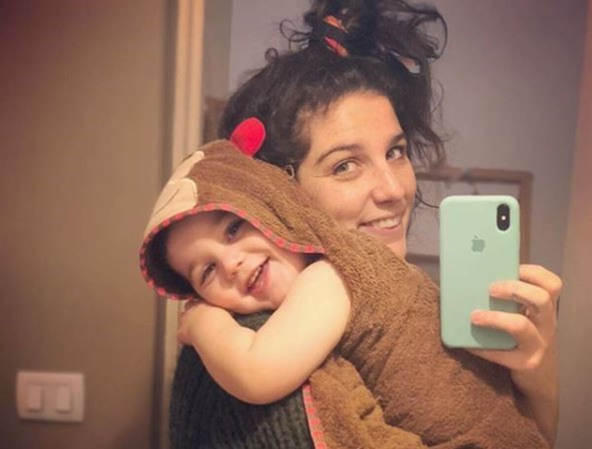 Juana Repetto se sacó una foto amamantando a su hijo mientras estaba en el inodoro