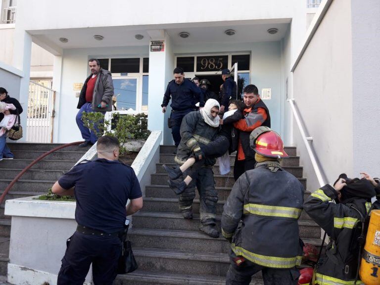 Bomberos son reconocidos en nombres de calles.