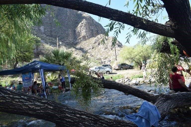 El camping sanjuanino ofrece un balneario natural de aguas vertientes.