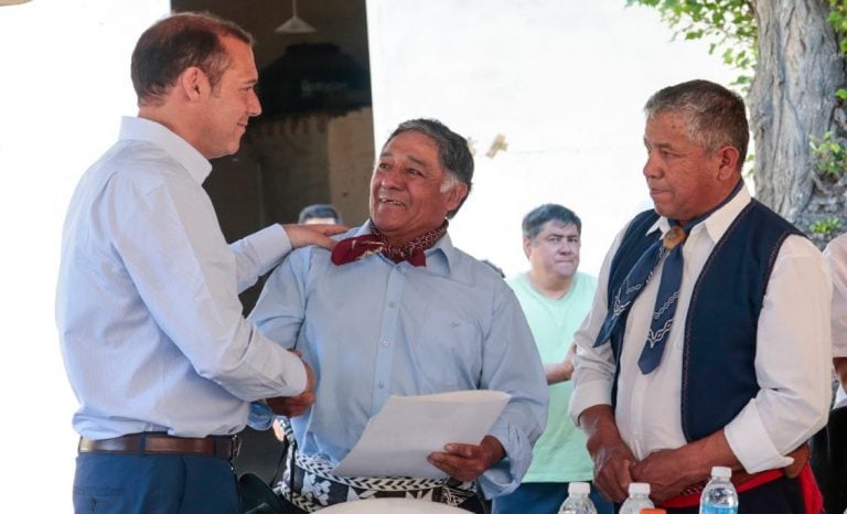 "Es un acto de estricta justicia territorial", aseguró Omar Gutiérrez al entregar la escritura.