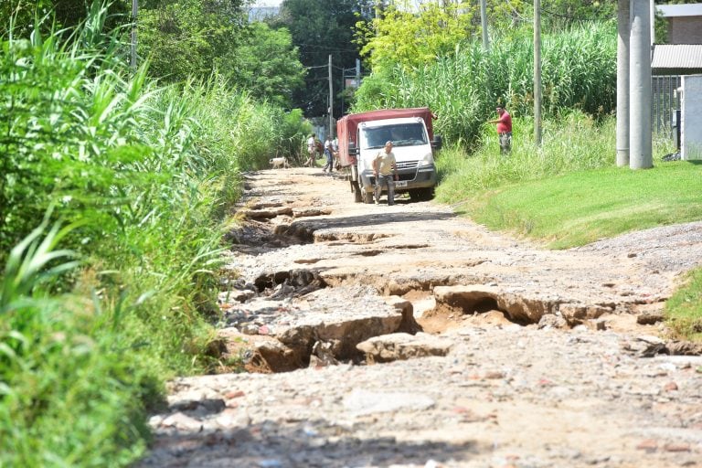 En bulevar De Los Latinos al 7.000 las fábricas no pueden sacar su producción por el estado de las calles.