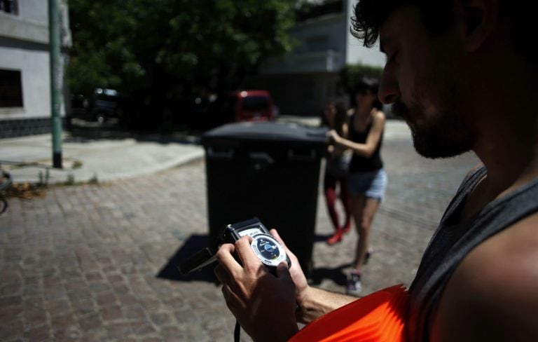 buenos aires  grupo de artes visuales Bazofia contenedor de basura convertido en camara fotografica