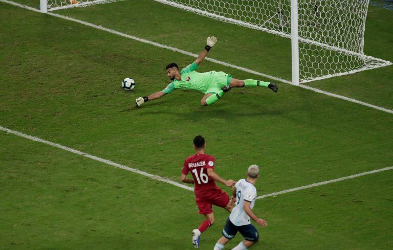 Agüero define con maestría para la segunda alegría de Argentina en el partido ante Catar.