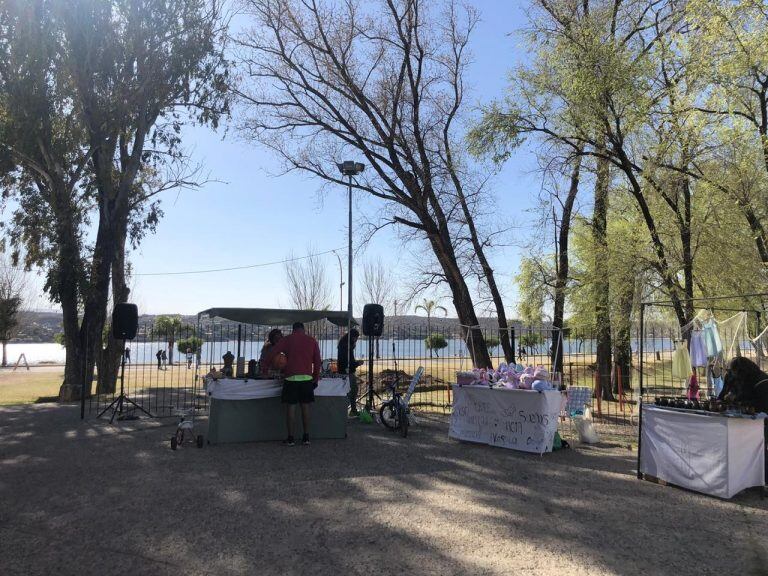 Feria de artesanos en la costanera del lago San Roque. Foto: VíaCarlosPaz