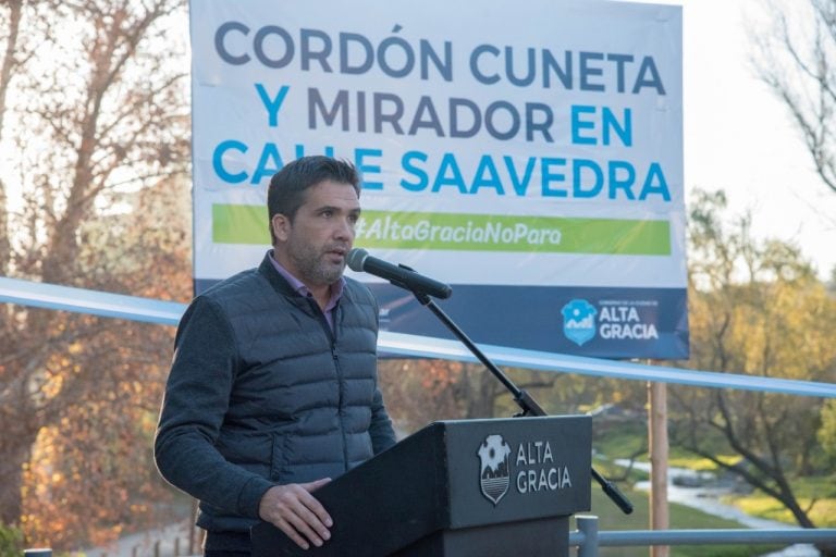 Facundo Torres, inaugurando las obras en calle Saavedra, Alta Gracia.