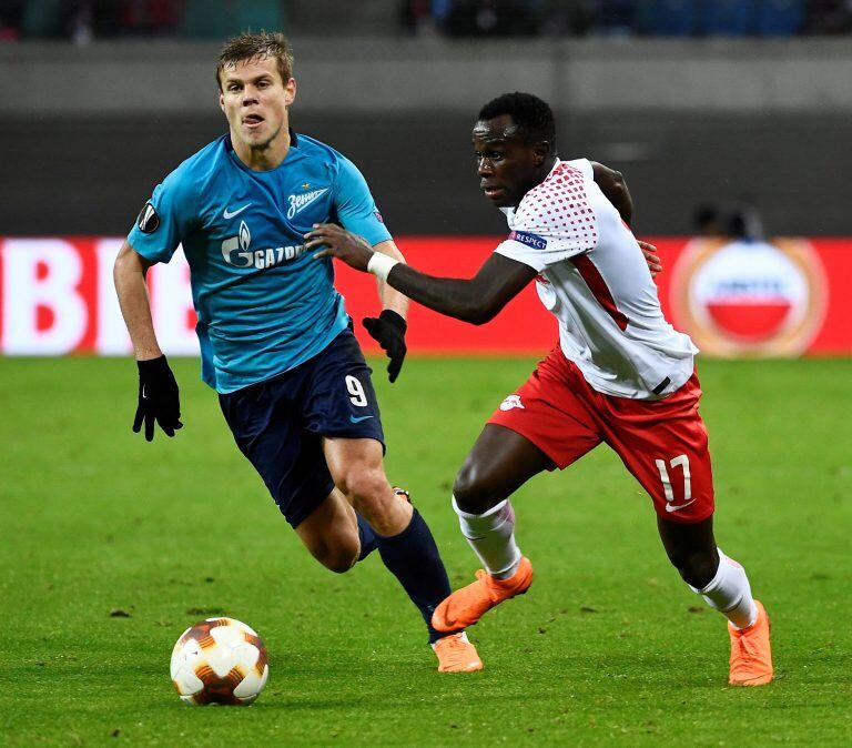 LEI01. LEIPZIG (ALEMANIA), 08/03/2018.- Bruma (d) del Leipzig disputa el balón con Aleksandr Kokorin (i) del Zenit hoy, jueves 8 de marzo de 2018, durante un partido de la Liga Europa de la UEFA disputado entre el RB Leipzig y el Zenit Saint Petersburg, en Leipizg (Alemania). EFE/FILIP SINGER