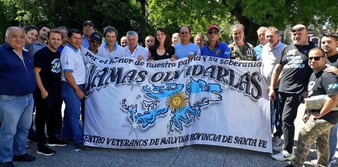 Ex combatientes junto a la diputada Mercedes Meier