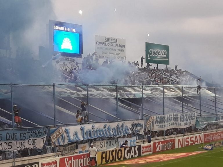 La hinchada acompaña al Deca Tucumano (Mariana Herrera)