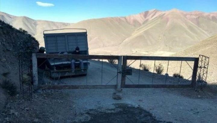 En Iruya colocaron una tranquera para que no ingrese gente de Jujuy. (InformateSalta)