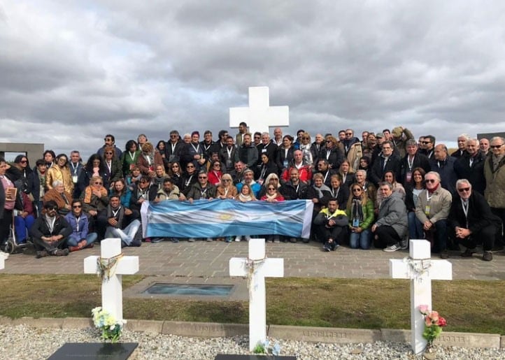 Familias de soldados caídos en el cementerio Darwin. (Infobae)