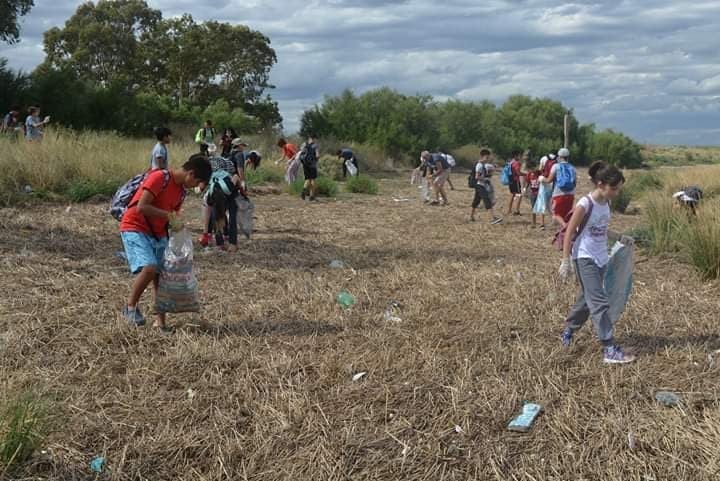 Pedaleada y limpieza costera junto a más de 50 personas