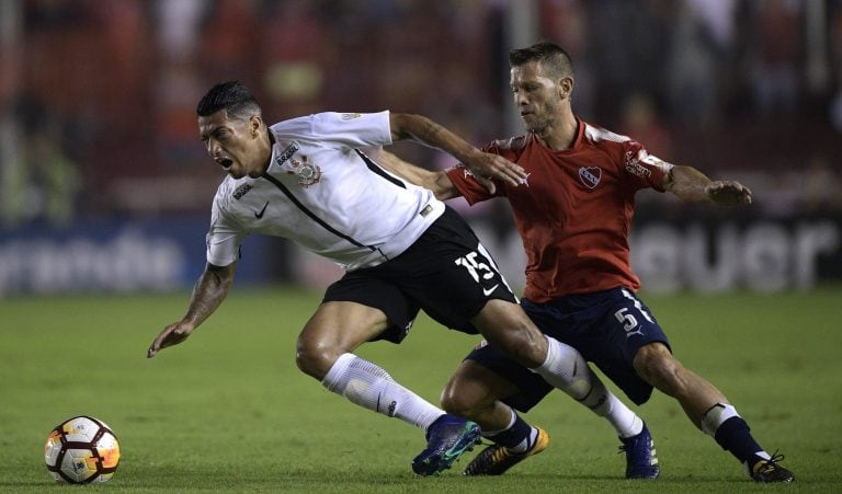 Ralf y Domingo disputando el mediocampo. (Foto: AFP PHOTO / JUAN MABROMATA)