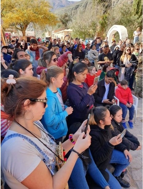 Gran cantidad de visitantes siguieron las alternativas del acto inaugural de la temporada turística en Purmamarca.