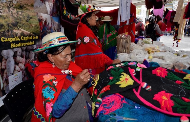 Bordado y rebozo de los Valles de las Alturas de Jujuy, un producto artesanal que estará al alcance del público masivo.