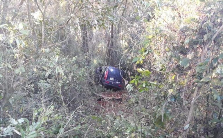 Cuatro personas murieron cuando una Kangoo despistó e impactó contra un árbol en San Vicente.