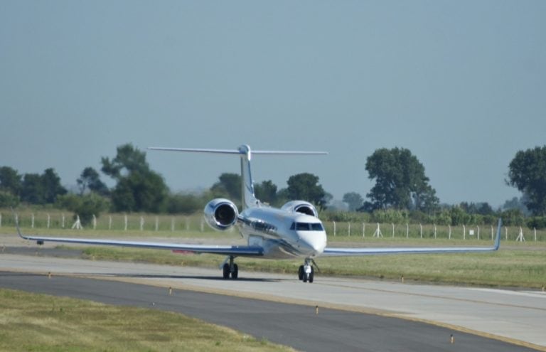 El Gulfstream G550 tocó la pista del "Islas Malvinas" a primera hora. (@rosariospotters)