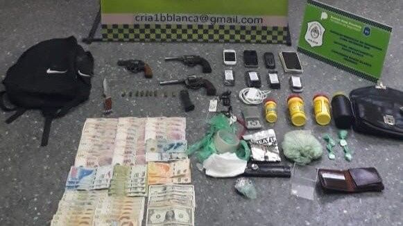 Fue detenido por tenencia de droga, armas y dinero