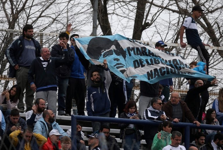 La pasión de los hinchas triperos en la presentación de Maradona (Foto: REUTERS/Agustin Marcarian)