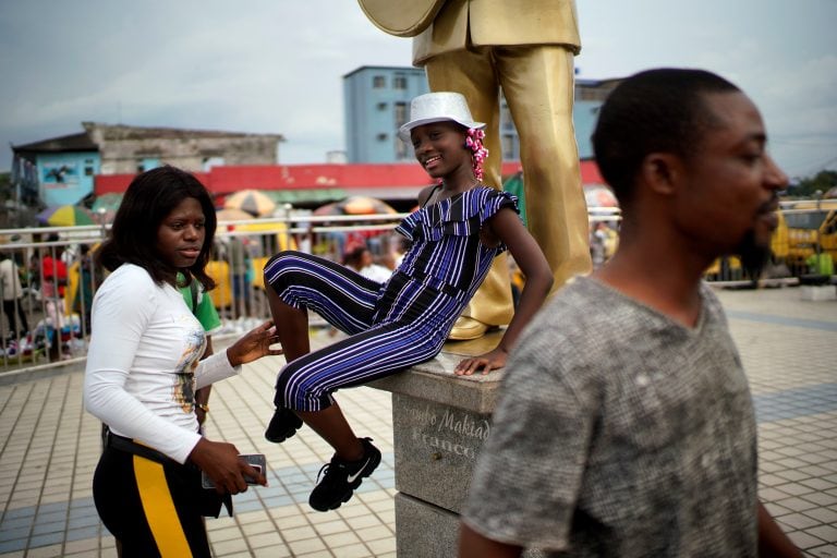 Adolescentes del Congo se viste y salen a los parques en Navidad (AP)