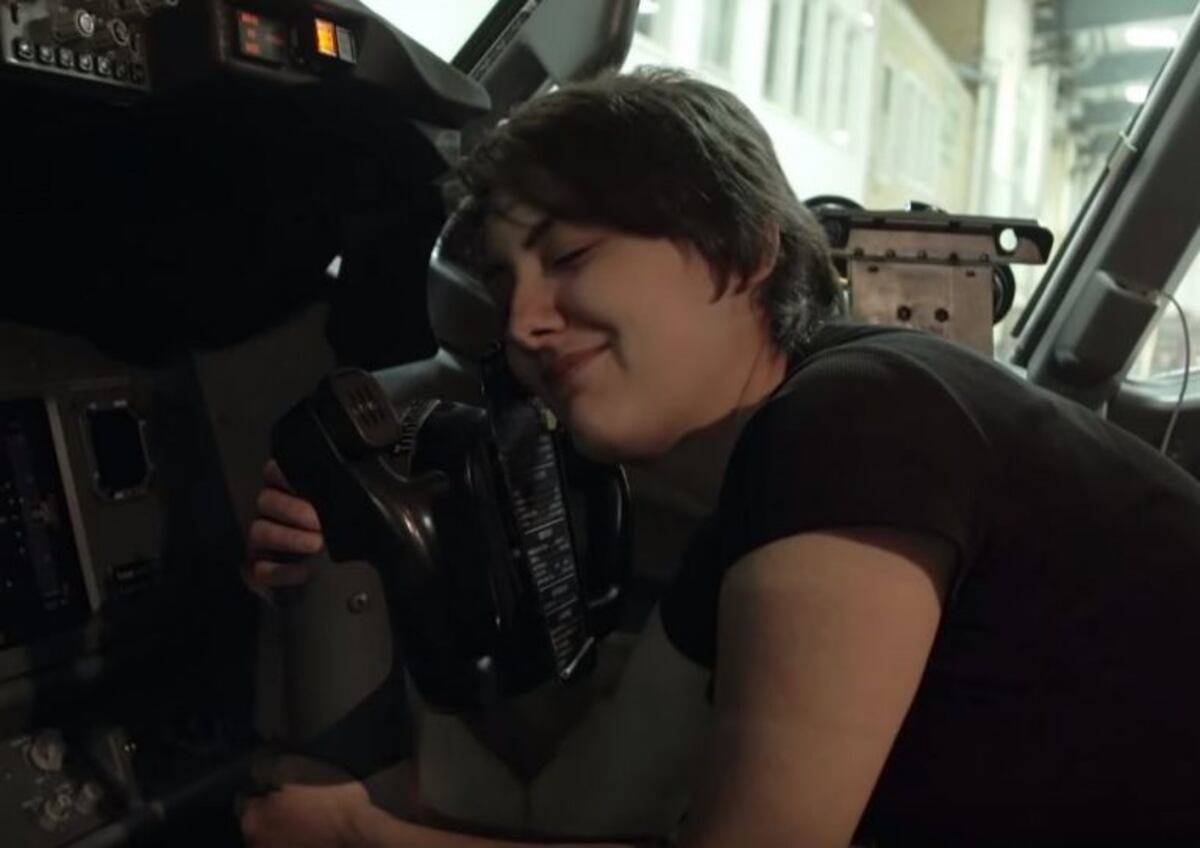 La curiosa historia de una mujer que está de novia hace cinco años con un avión