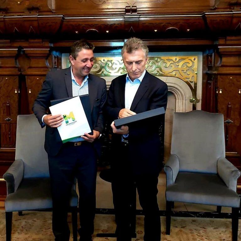 Daniel Salibi con el presidente Mauricio Macri a pocas horas de que deje su mandato. (Facebook Daniel Salibi)