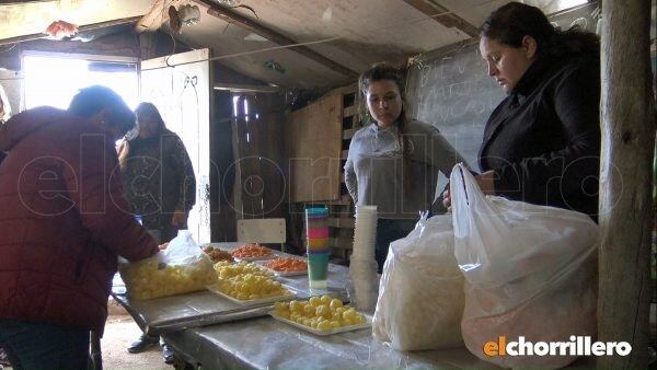 El comedor es un ranchito sostenido por maderas y cubierto de nylon. Foto: El Chorrillero.