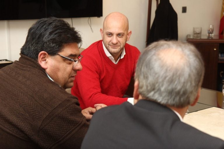 Intendente Gómez Gesteira en reunión con representantes del Sindicato de Trabajadores Municipales.