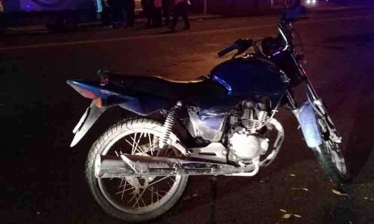 Un motociclista se fracturó la pierna tras chocar contra un auto estacionado