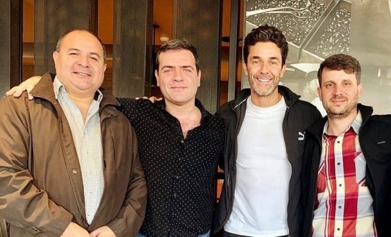 El director, Rodrigo Fernández (derecha) junto a Mariano Martínez y parte del elenco de "yo traidor", la película que se filmará en Rawson.