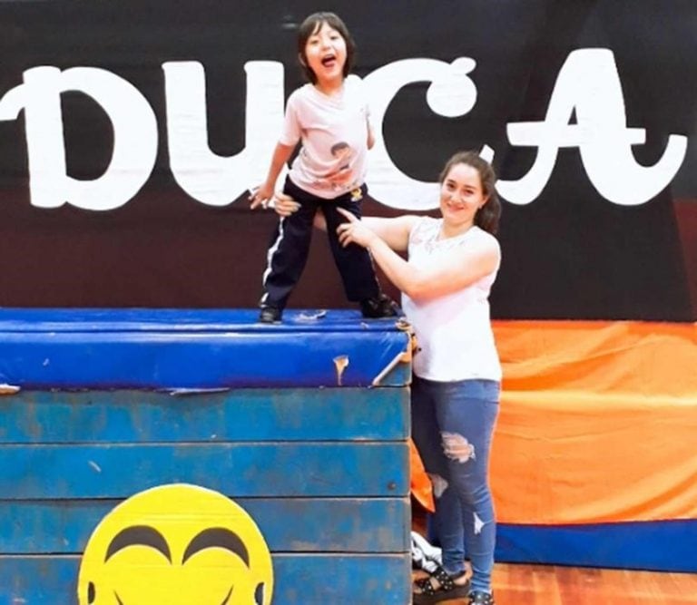 Dylan junto a su maestra en la Fiesta Anual de Educación Física. (Foto: El Territorio)