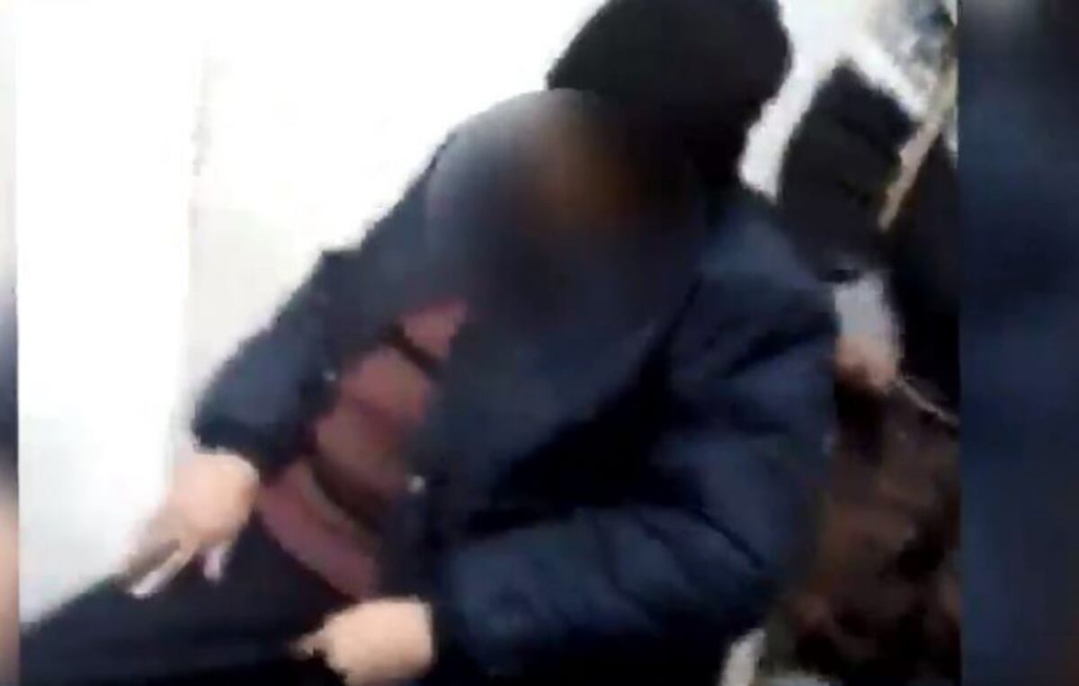Denuncian que un paciente del Centenario murió mientras esperaba atención