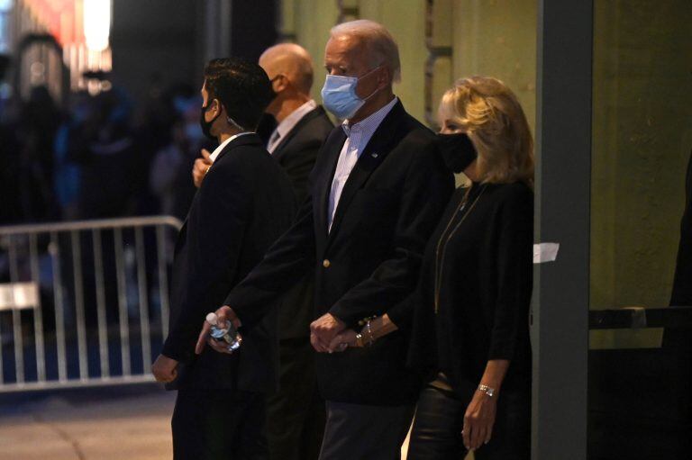 Joe Biden y su esposa Jill en Wilmington, Delaware (JIM WATSON / AFP)