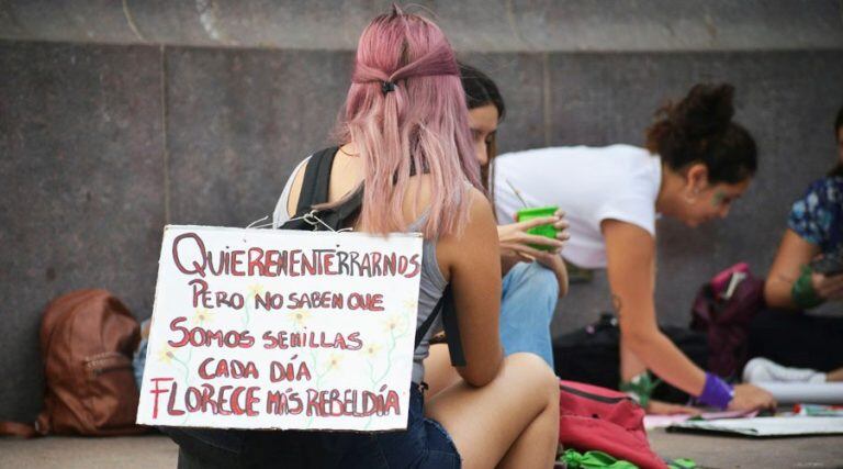 Las mujeres reclamaron por sus derechos (Vía Santa Rosa)