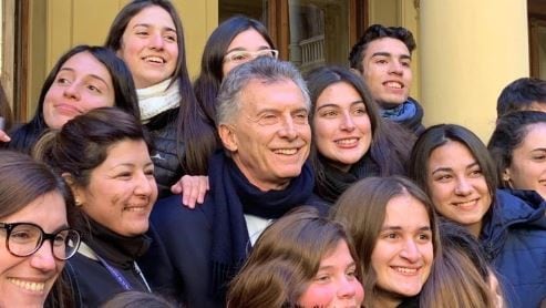 Macri con estudiantes. (WEB).